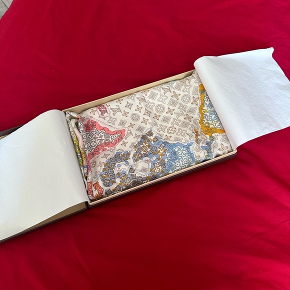 Louis Vuitton Multicolor Monogram World Map Print Silk Square Scarf new with box - Picture 10 of 10